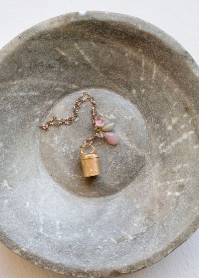 Ornement cloche avec perles roses